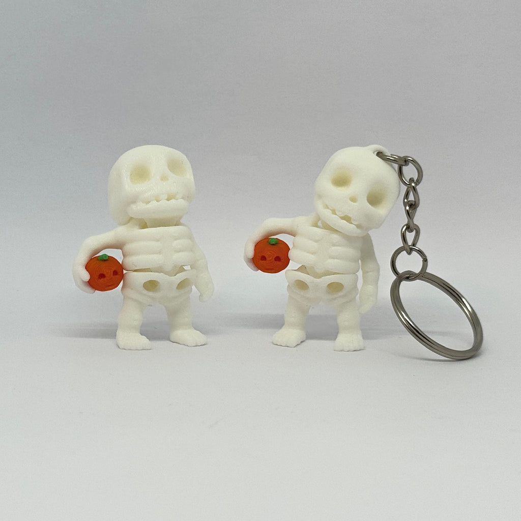 Mini-Skelett mit Kürbis