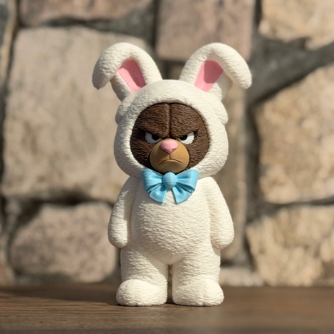 Grumpy Osterbär im Hasenkostüm