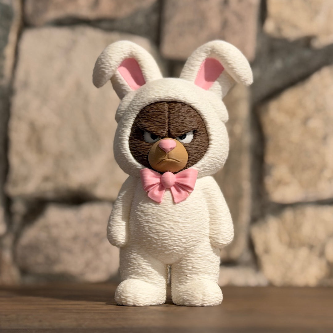 Grumpy Osterbär im Hasenkostüm