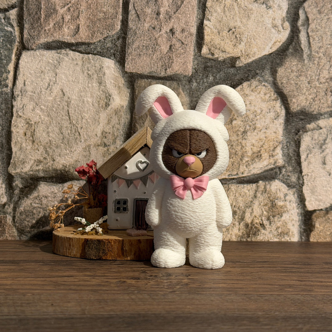 Grumpy Osterbär im Hasenkostüm