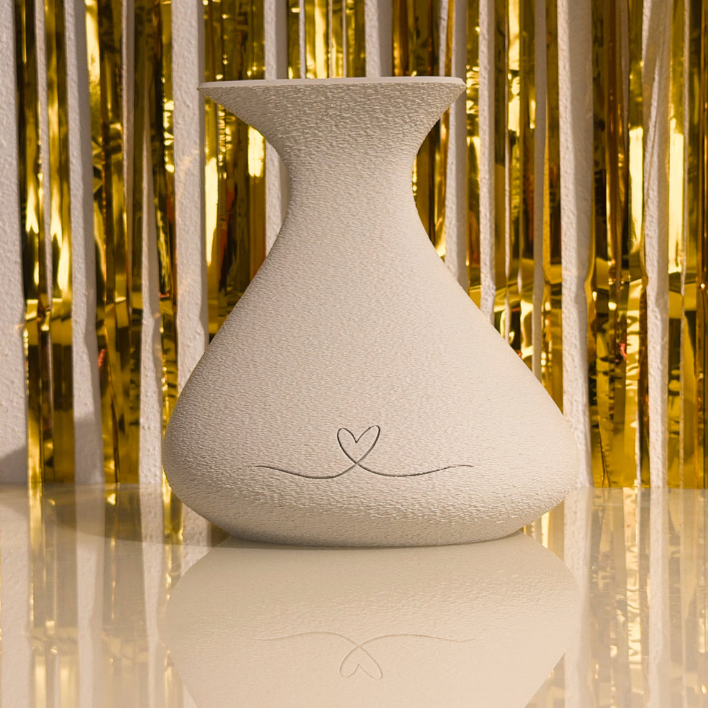Moderne Vase mit Herzdesign