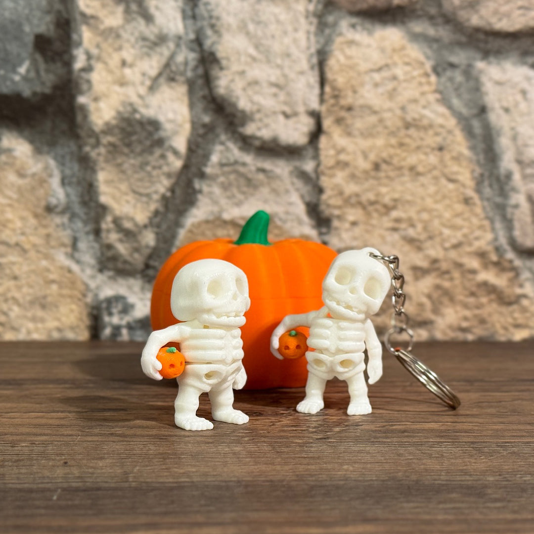 Mini-Skelett mit Kürbis