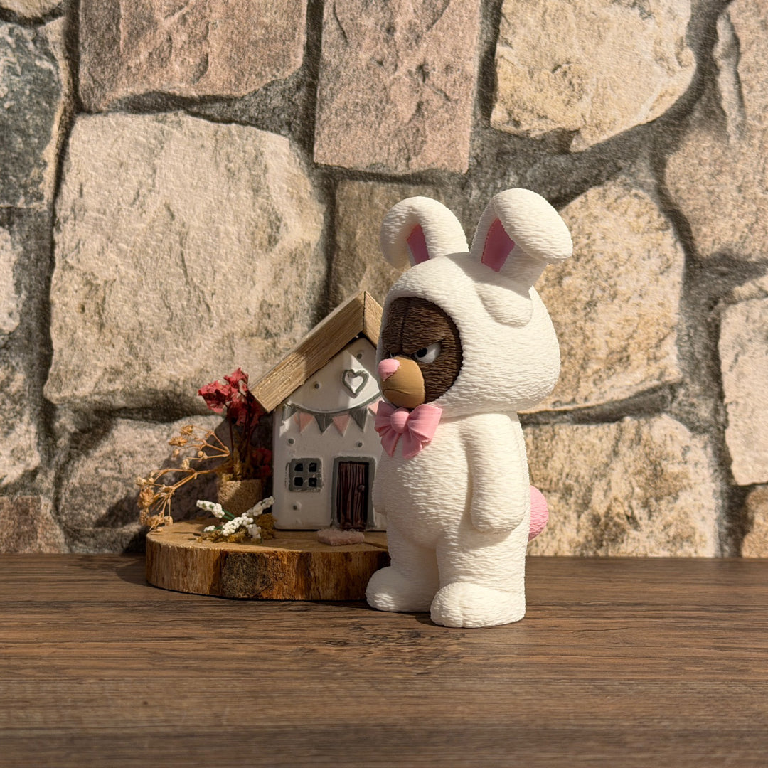 Grumpy Osterbär im Hasenkostüm