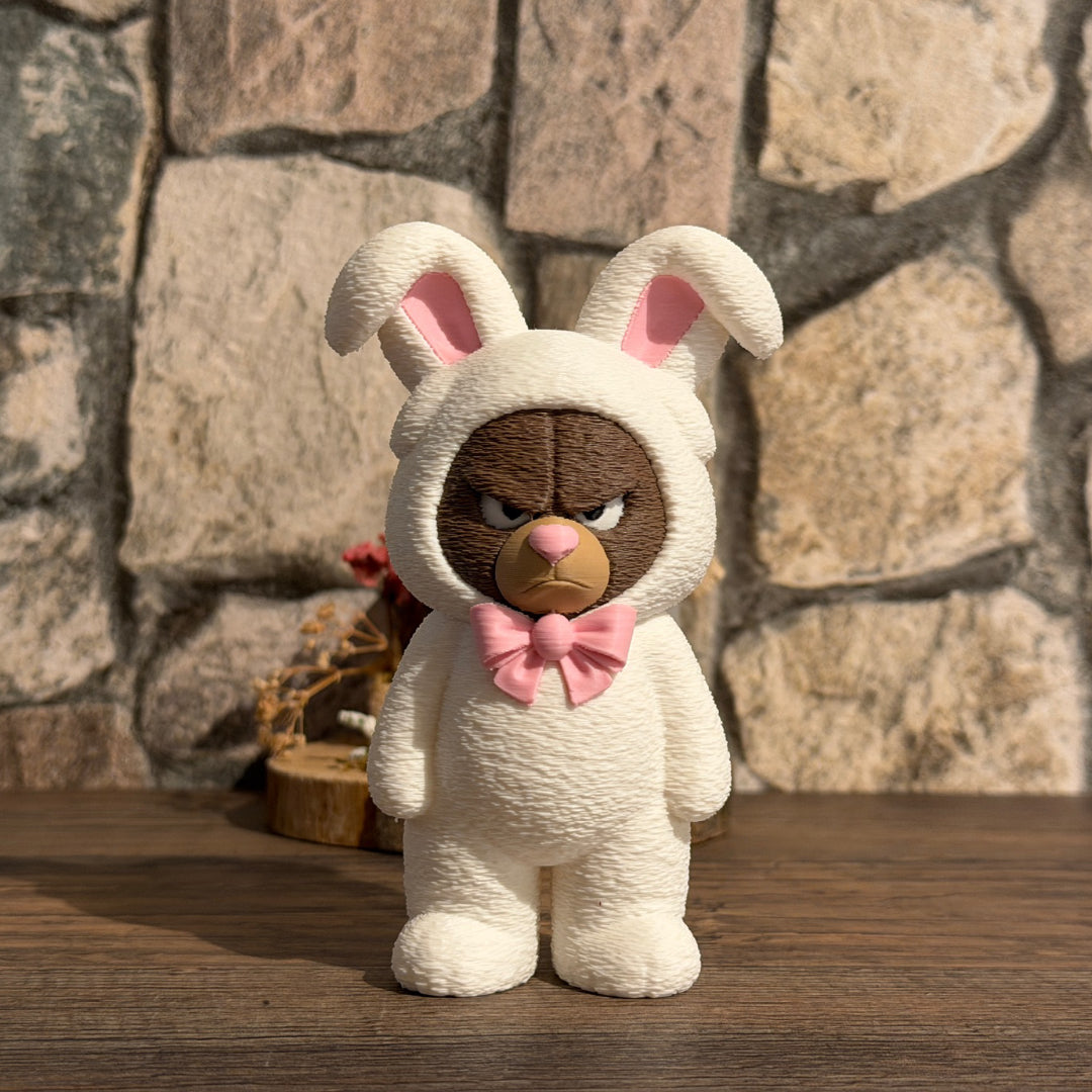 Grumpy Osterbär im Hasenkostüm