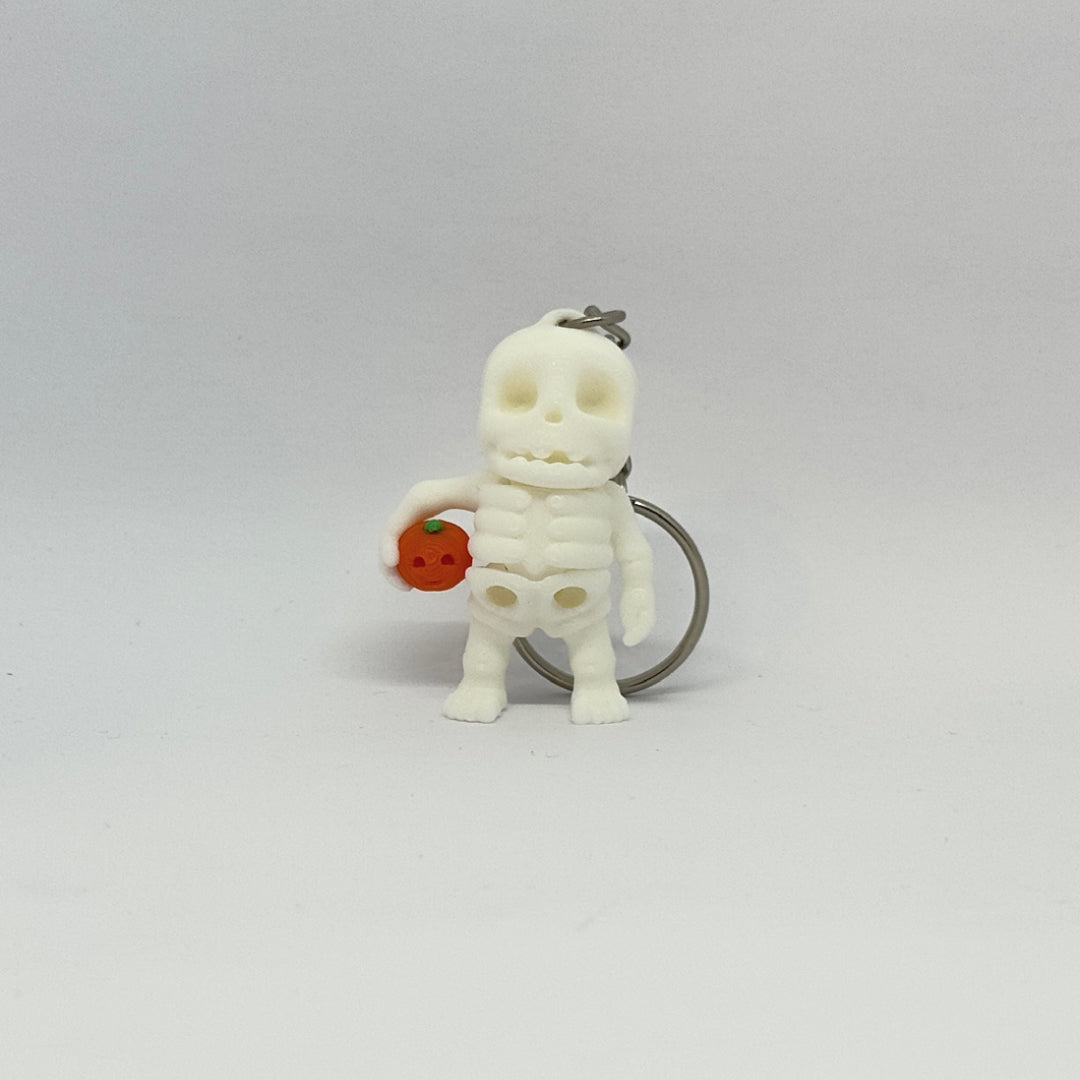 Mini-Skelett mit Kürbis
