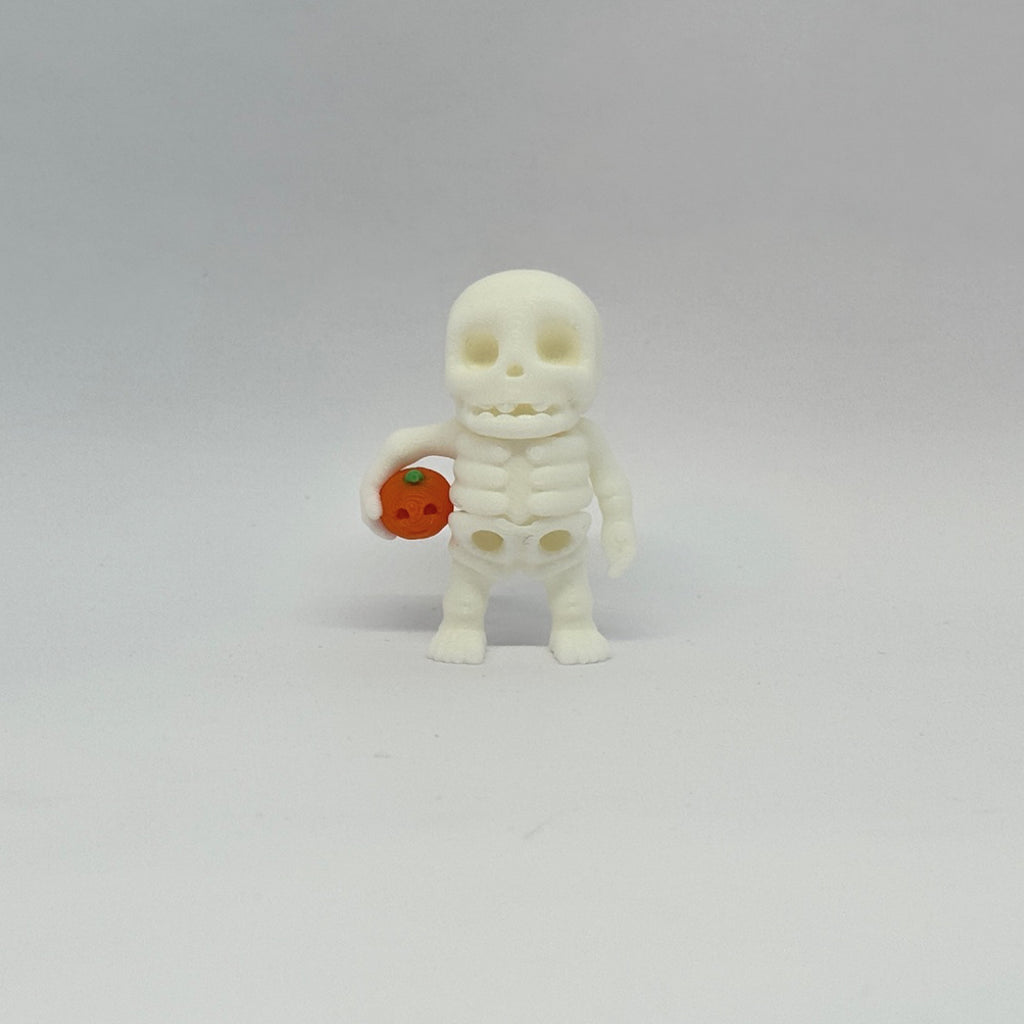 Mini-Skelett mit Kürbis