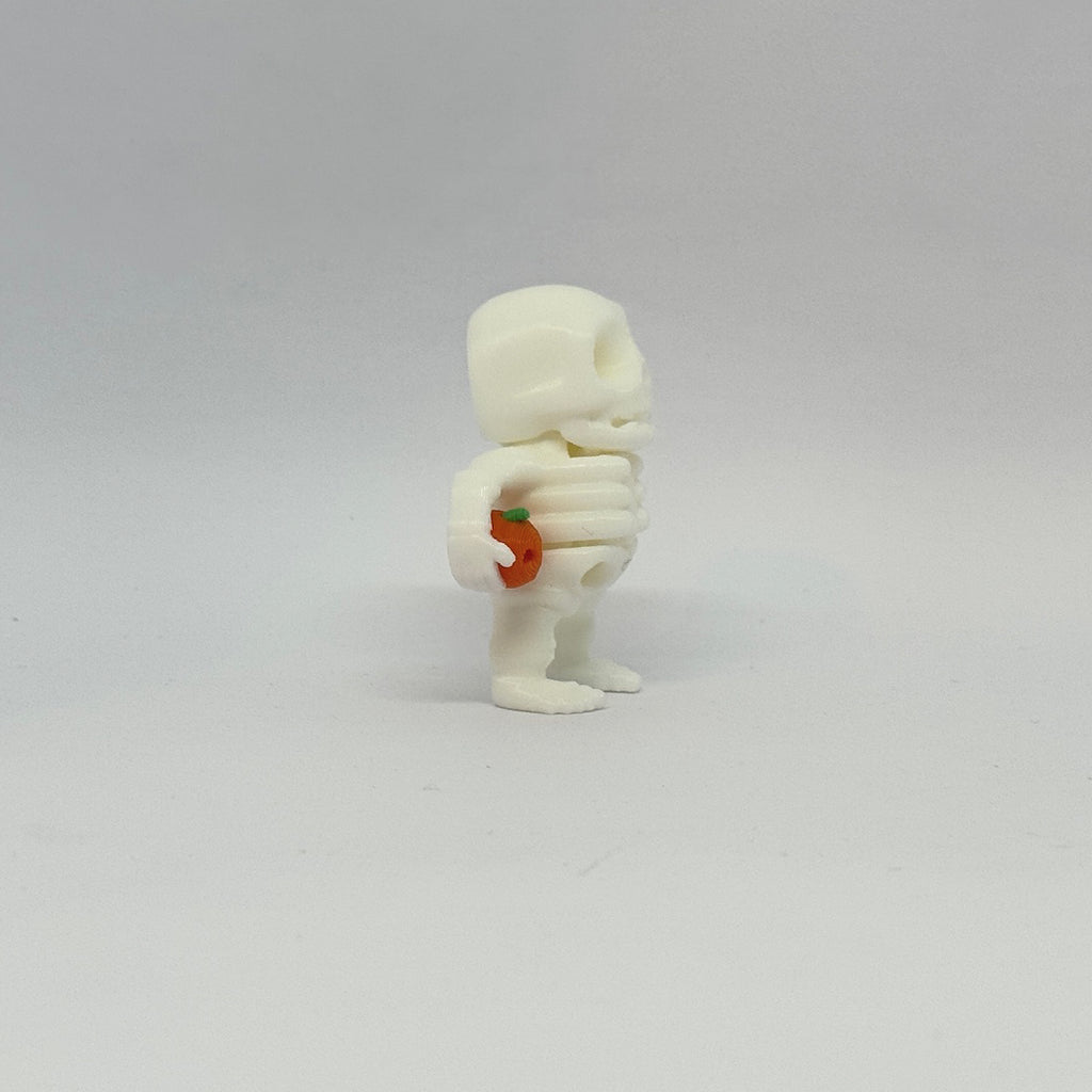 Mini-Skelett mit Kürbis