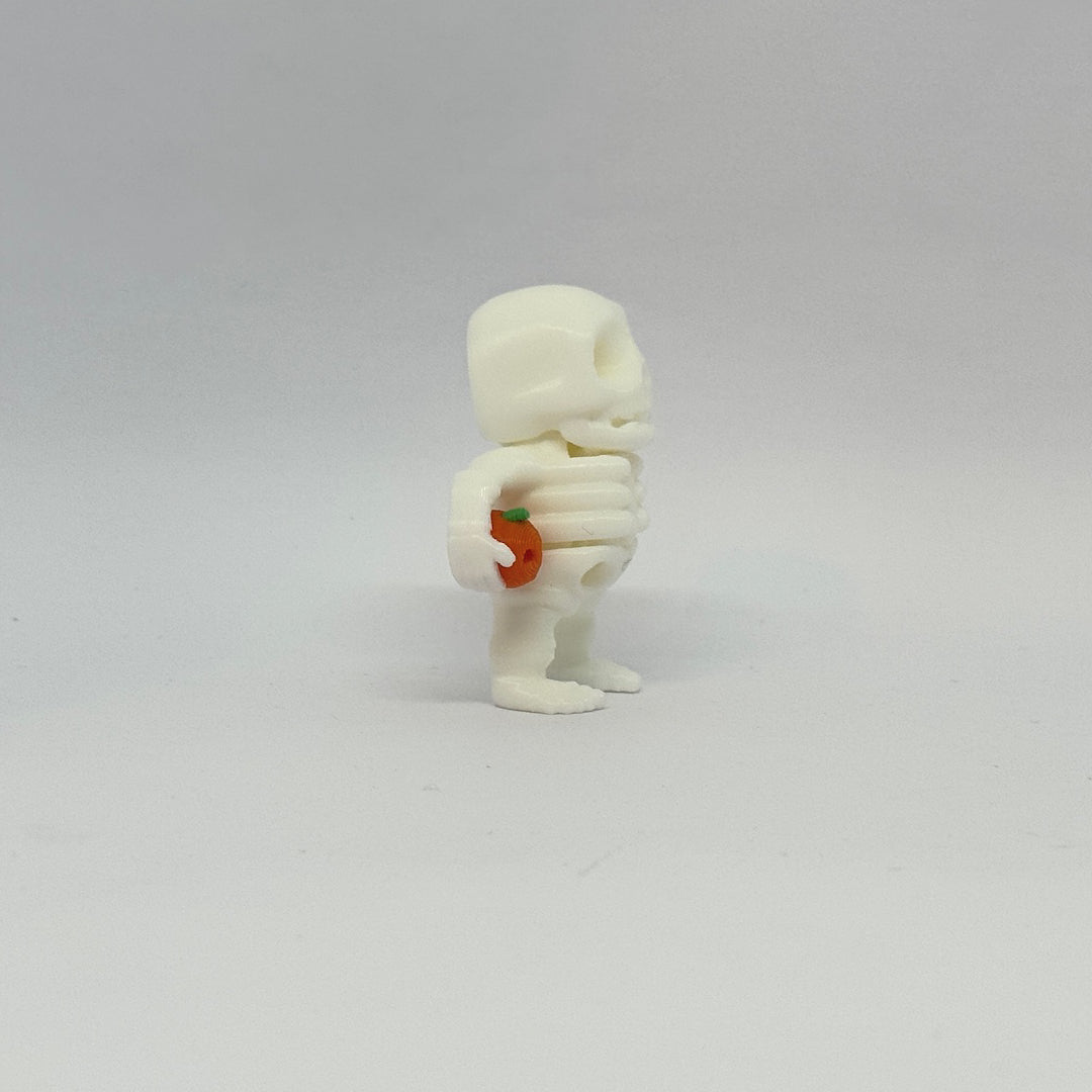 Mini-Skelett mit Kürbis