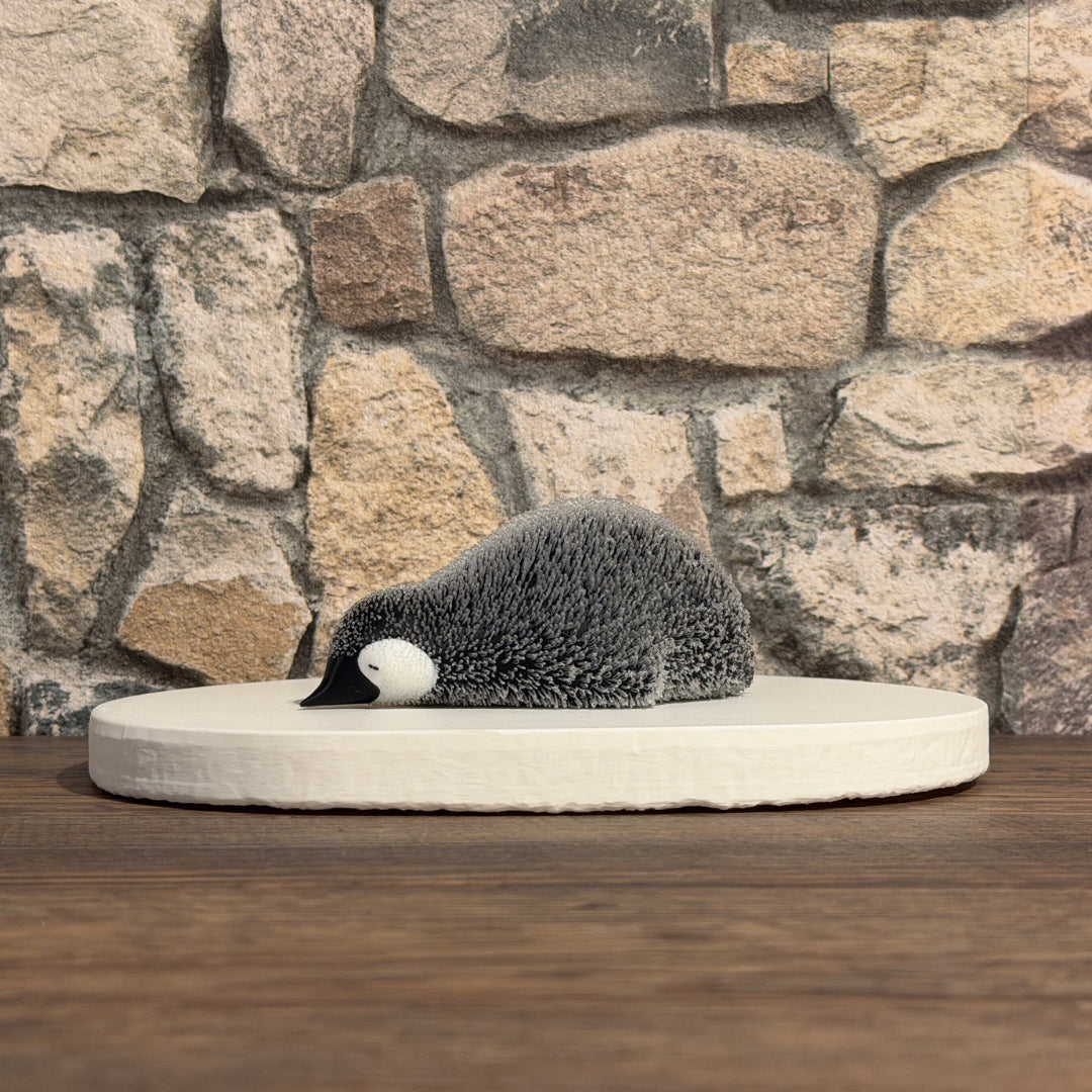 Flauschiger Pinguin Liegend